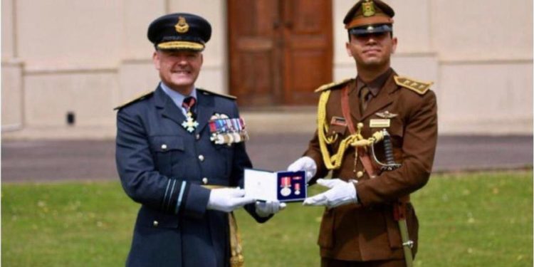 ضابط عراقي ينال رتبة نقيب، ميدالية الأكاديمية العسكرية الملكية البريطانية “ساندهيرست”.