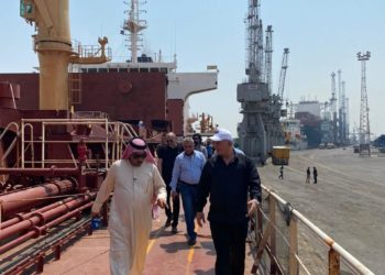 وزارة التجارة تشرف على عمليه تفريغ مادة الرز في ميناء ام قصر