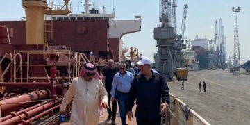 وزارة التجارة تشرف على عمليه تفريغ مادة الرز في ميناء ام قصر
