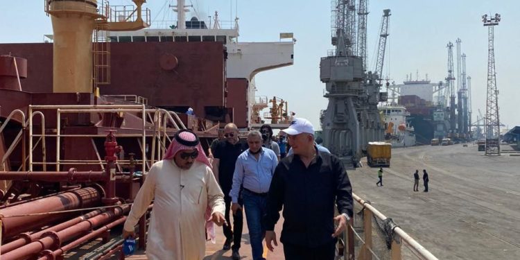 وزارة التجارة تشرف على عمليه تفريغ مادة الرز في ميناء ام قصر