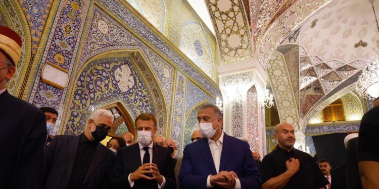 ماكرون والكاظمي يزوران ضريح الإمامين الكاظمين (عليهما السلام)
