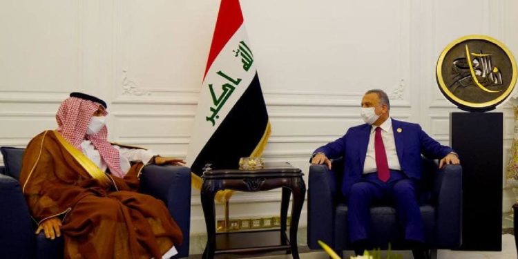 الكاظمي يلتقي وزير الخارجية السعودي على هامش قمة بغداد