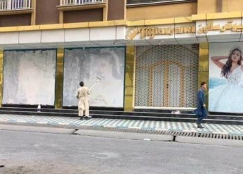 المتاجر الافغانيـة ترفع لوحات الدعاية مع وصول عناصر طالبان الى العاصمة