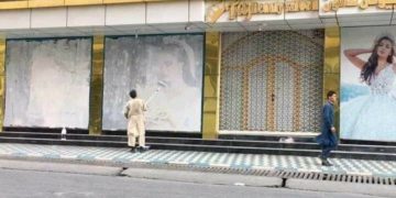 المتاجر الافغانيـة ترفع لوحات الدعاية مع وصول عناصر طالبان الى العاصمة
