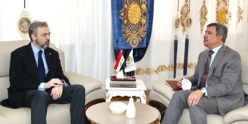 وزير النفط يبحث مع السفير الصربي تعزيز العلاقات الثنائية