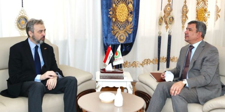 وزير النفط يبحث مع السفير الصربي تعزيز العلاقات الثنائية