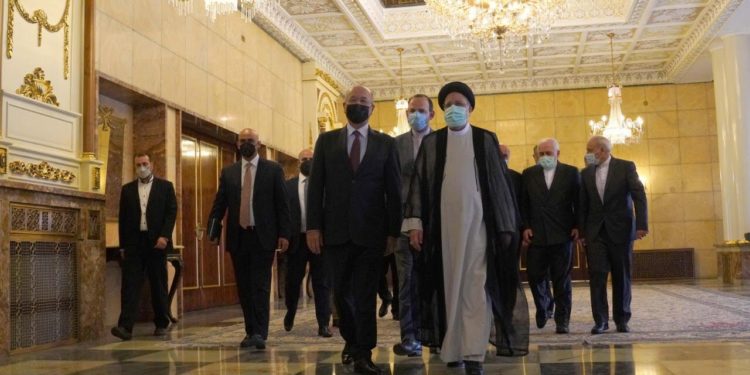 برهم صالح يلتقي رئيسي ويؤكد حاجة المنطقة الى التفاهمات وتنسيق الجهود لتثبيت دعائم الاستقرار الاقليمي