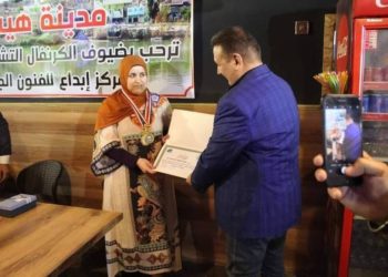 فنانة عراقية تقيم معرضها الفني في مدينة هيت (صور)