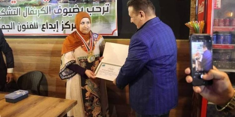 فنانة عراقية تقيم معرضها الفني في مدينة هيت (صور)