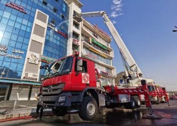إخماد حريق اندلع داخل بناية تجارية في المنصور وإنقاذ عمال بنغاليين