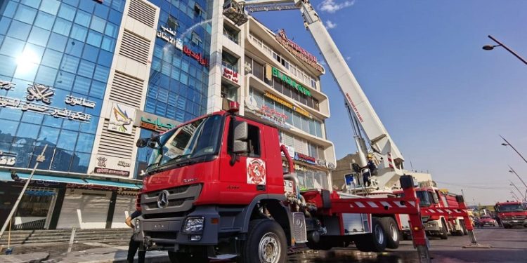 إخماد حريق اندلع داخل بناية تجارية في المنصور وإنقاذ عمال بنغاليين