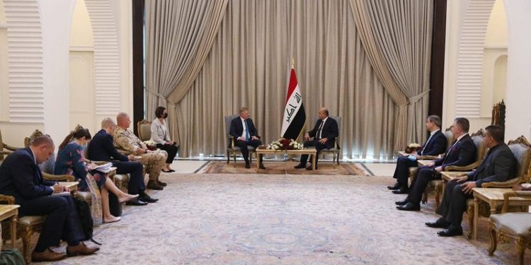 صالح لوزير الدفاع الأستوني ..التكاتف الدولي ضروري لمواجهة التحديات العالمية