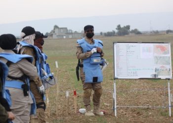 نساء يطّهرن نينوى من “علب الموت”