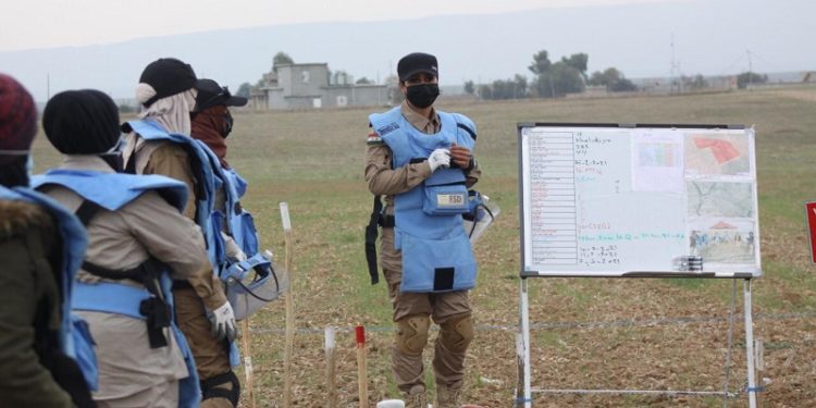 نساء يطّهرن نينوى من “علب الموت”