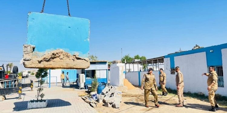 رفع الكتل الكونكريتية من أمام مديرية شرطة الحبانية
