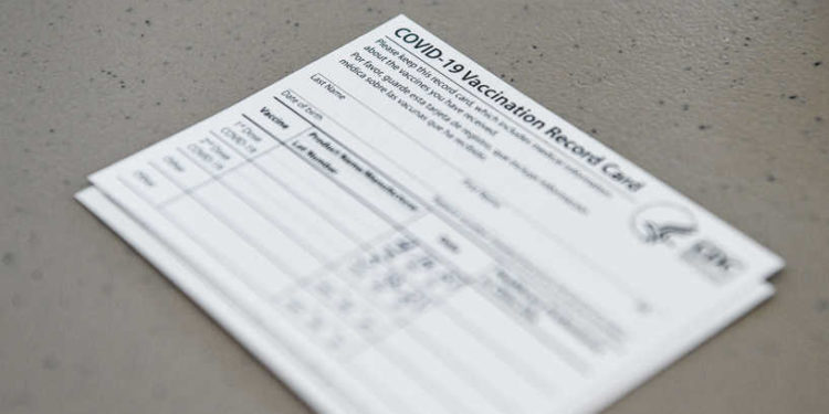 انتشار ظاهرة بيع بطاقات تلقيح كورونا المزورة في أميركا وأوروبا