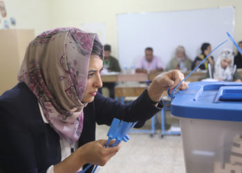 مرشح عراقي يتلقى (عرضين) لبيع ترشيحه أموال أو منصب رفيع