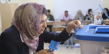 مرشح عراقي يتلقى (عرضين) لبيع ترشيحه أموال أو منصب رفيع