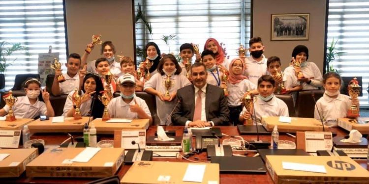 محافظ البنك المركزي العراقي يستقبل ويكرم الطلبه الموهوبين