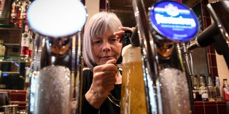 حانات بريطانية تعاني نقصا في البيرة