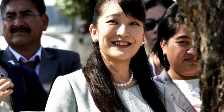 أميرة يابانية تنوي الزواج من رجل من عامة الشعب