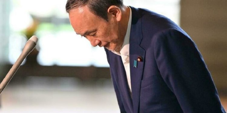 رئيس الوزراء الياباني يتنحى بعد عام في السلطة