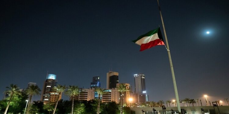 شاب سوري في الكويت يقتحم شقة (فتاة عراقية) ويهددها بالطعن بعد رفضها الزواج منه