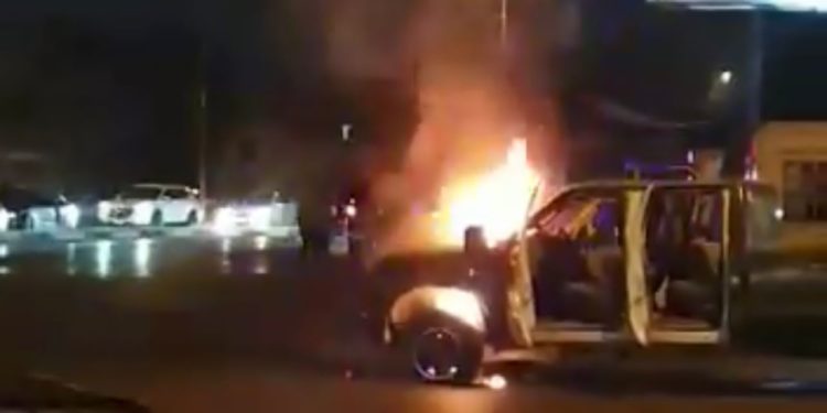 مطاردة مسلحة قرب مقار حكومية بسبب عنصر أمني تحت تأثير المخدرات + فيديو