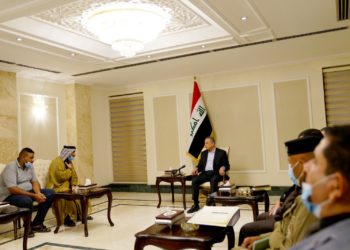 الكاظمي يستقبل المواطن البريء (علي الجبوري) بحضور محققي قضيته ،، (الصور +فيديو)