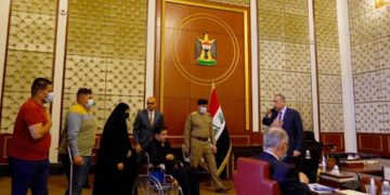 الكاظمي يستقبل أمّ  (لثلاثة جرحى) من القوات الأمنية
