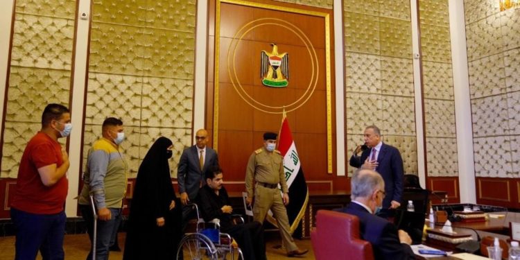 الكاظمي يستقبل أمّ  (لثلاثة جرحى) من القوات الأمنية