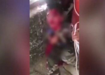 القبض على الاب الذي ظهر بفيديو يعنف ابنه بوحشية