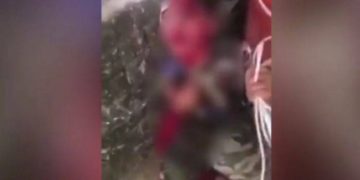القبض على الاب الذي ظهر بفيديو يعنف ابنه بوحشية