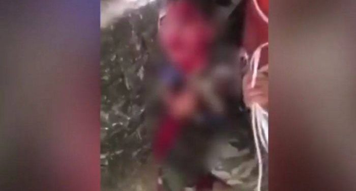 القبض على الاب الذي ظهر بفيديو يعنف ابنه بوحشية