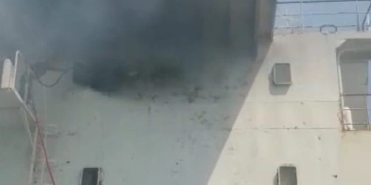 اندلاع حريق في حفارة عملاقة في ميناء ام قصر