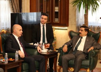 وزير الدفاع يبحث مع السفير التركي (تبادل الخبرات العسكرية) و مكافحة الإرهاب