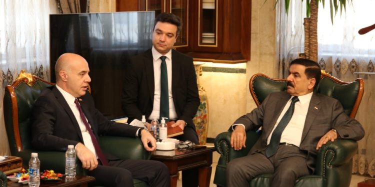 وزير الدفاع يبحث مع السفير التركي (تبادل الخبرات العسكرية) و مكافحة الإرهاب