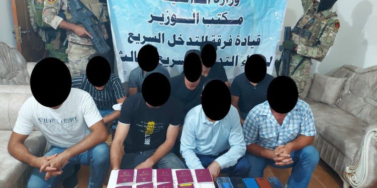 القبض على (٩) اجانب وعراقي بتهمة الدخول (بطريقة غير قانونية)