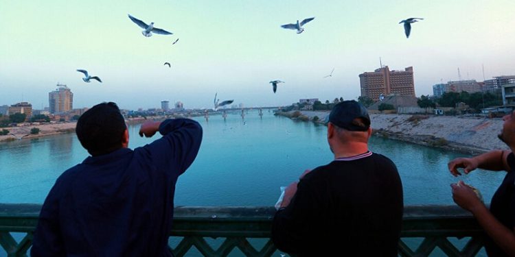 متنبئ جوي يتوقع موعد انخفاض درجات الحرارة