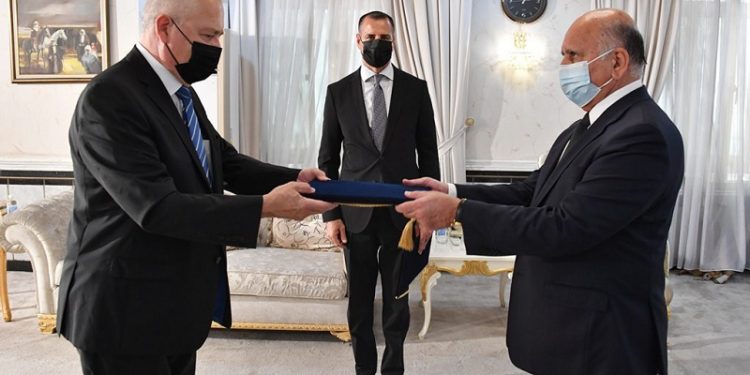 وزير الخارجيَّة يتسلـَّم نسخة من أوراق اعتماد السفير الجديد لــ (فنلندا)