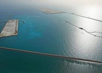 فريق من المحترفين يشاركون بإزالة الألغام في ميناء الفاو الكبير