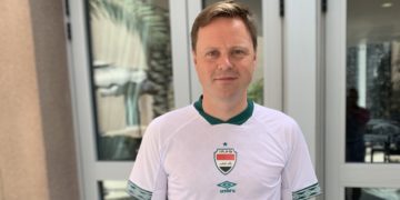 السفير البريطاني يشجع المنتخب الوطني في مباراته مع إيران” كل التوفيق للأسود”