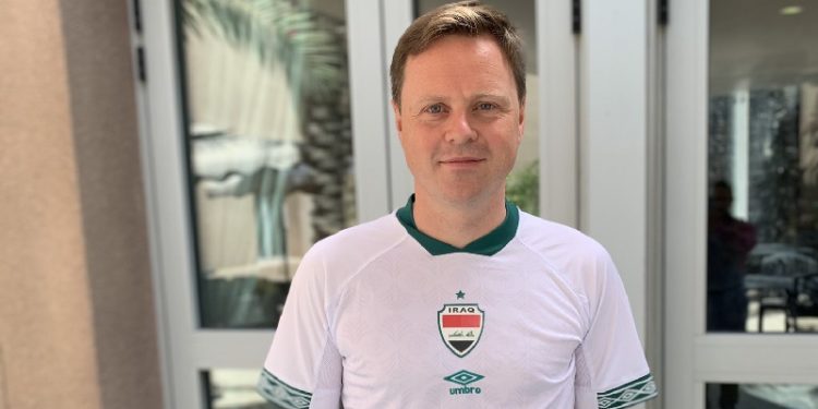 السفير البريطاني يشجع المنتخب الوطني في مباراته مع إيران” كل التوفيق للأسود”