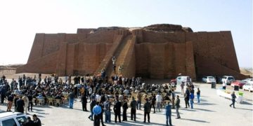 عشرات الأجانب من أميركا وألمانيا وبريطانيا السياحة في “ذي قار”