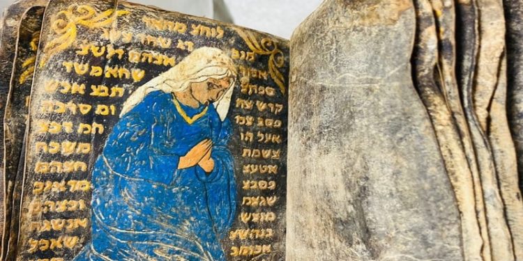 اعتقال شرطي ضُبطت بحوزته مخطوطتين أثريتين لــ (كتب عبرانية قديمة)