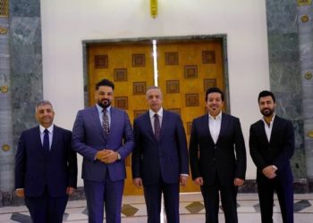 الكاظمي يلتقي بمجموعة من الفنانين  بعد تكليفهم بعمل (أغنية رياضية لبطولة خليجي 25)