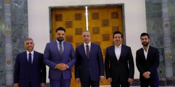 الكاظمي يلتقي بمجموعة من الفنانين  بعد تكليفهم بعمل (أغنية رياضية لبطولة خليجي 25)