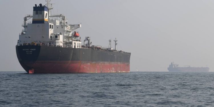 باخرة الوقود العراقي تستكمل افراغ حمولتها في لبنان دفُعة للجنوب