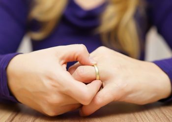 النساء يخلعن أزواجهن ,, المرأة تعمل والرجال جالسين في البيت