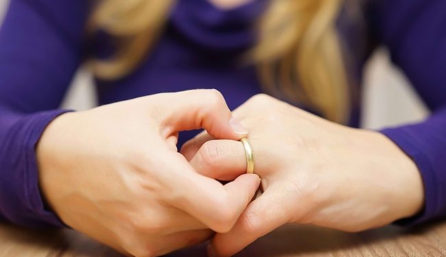 النساء يخلعن أزواجهن ,, المرأة تعمل والرجال جالسين في البيت